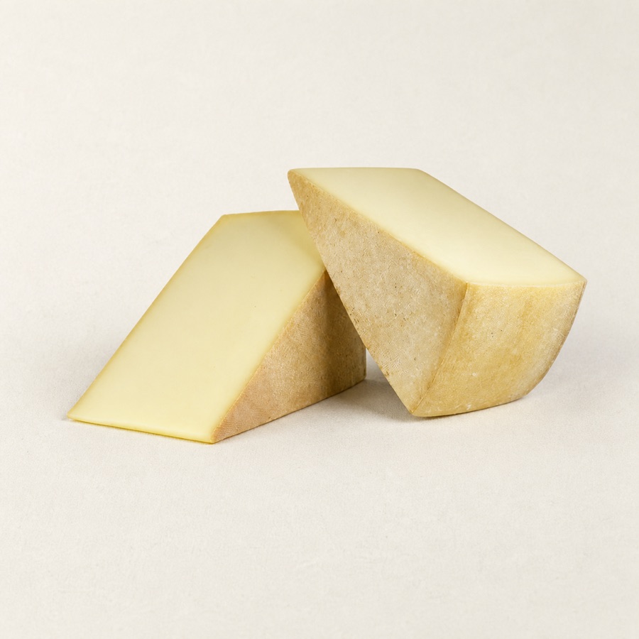 Meule de Savoie – Stücke mit heller Naturrinde auf Sandbühne