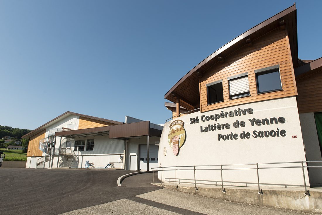 Das Gebäude der Coopérative Laitière de Yenne mit Schriftzug an der Fassade