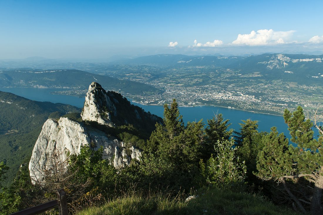 Die Dent du Chat, ein Felszahn über dem Lac du Bourget